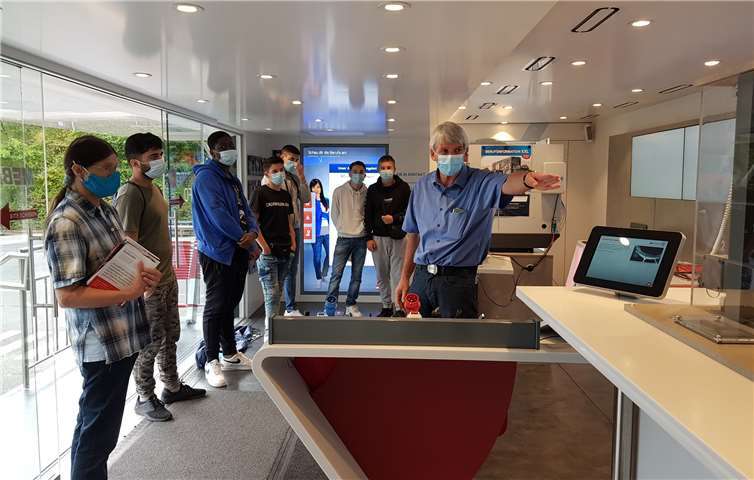 Die Schülerinnen und Schüler konnten sich mit Hilfe modernster Multimedia-Anwendungen über die Ausbildungsberufe in der Metall- und Elektroindustrie informieren. Foto: privat