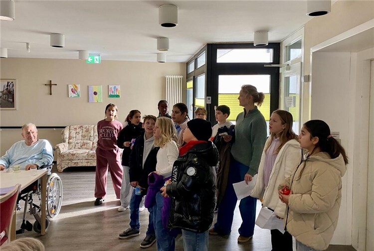 Die Schülerinnen und Schüler machten sich gemeinsam auf den Weg ins Christinenstift. Fotos: Carina Schleiden