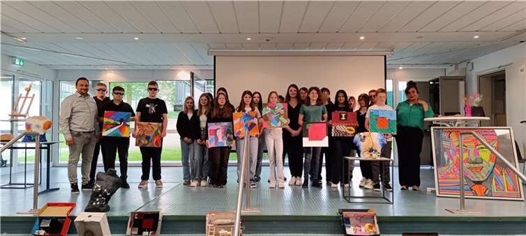 Die Schülerinnen und Schüler malten auf Leinwände Bilder ihrer Wahl im Stil des Kubismus und beachteten dabei die spezifischen Techniken dieser Kunstrichtung. Quelle: Nelson-Mandela-Schule