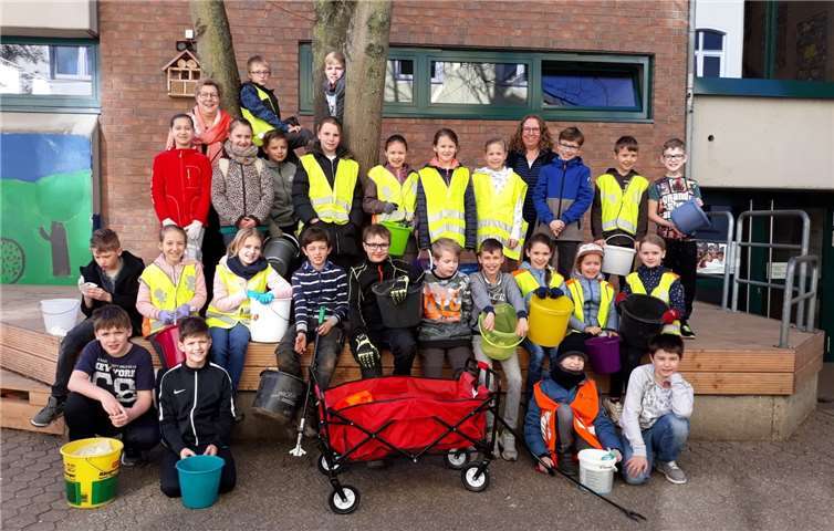 Die Schülerinnen und Schüler mit Eimern und Bollerwagen.Fotos: privat