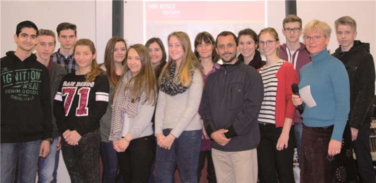 Die Schülerinnen und Schüler mit Pater Julio (vorne) und der moderierenden Lehrerin Sybille Schäfer-Heuermann (2 v.r.).Are Gymnasium