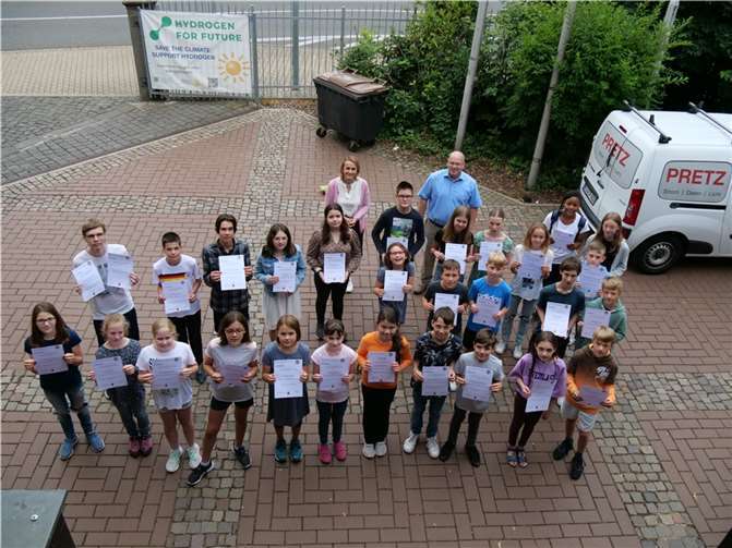 Die Schülerinnen und Schüler mit Urkunden.  Foto: Linda Olsinski