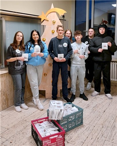 Die Schülerinnen und Schüler mit den Cookies. Foto: Tanja Romes-Oster