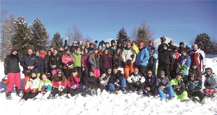 Die Schülerinnen und Schüler mit den begleitenden Lehrern im Ahrntal. privat