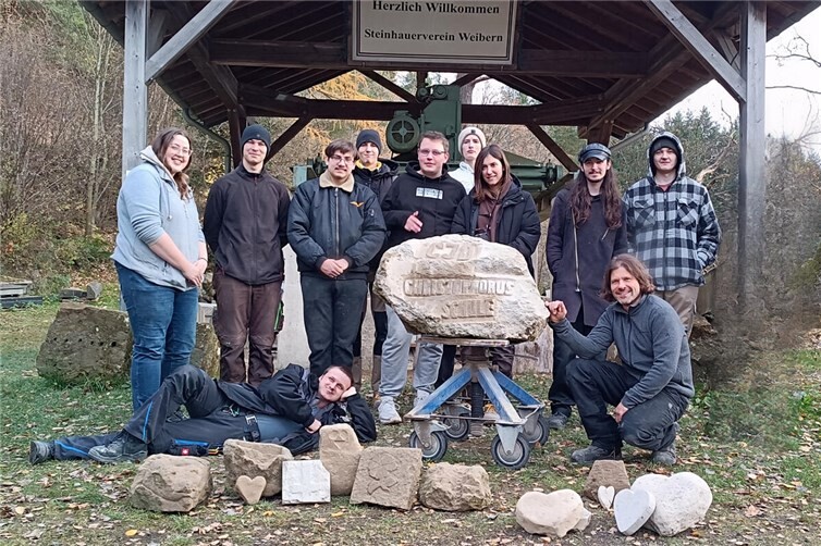 Die Schülerinnen und Schüler mit ihrem Lehrer hinter ihren Kunstwerken. Foto: Steinhauerverein Weibern