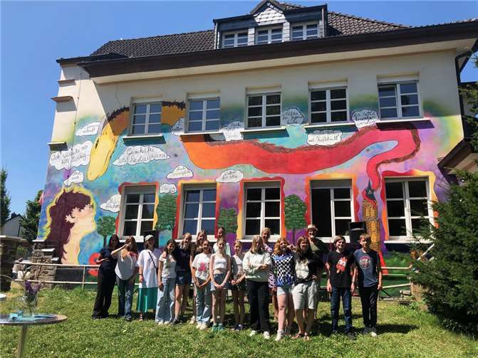 Die Schülerinnen und Schüler mit ihren künstlerischen und musikalischen Betreuern vor der Wand mit dem Wunschdrachen.  Foto: Manfred Ruch