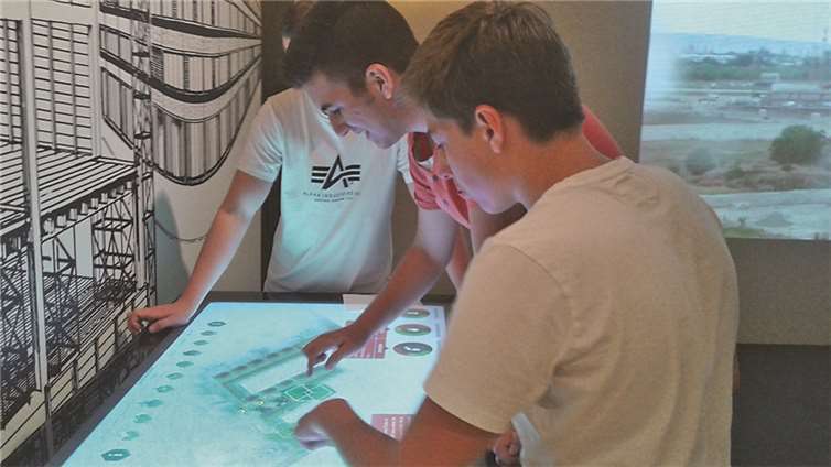 Die Schülerinnen und Schüler nutzten die Möglichkeit, Ideen für eine Zukunftsstadt zu kreieren.privat