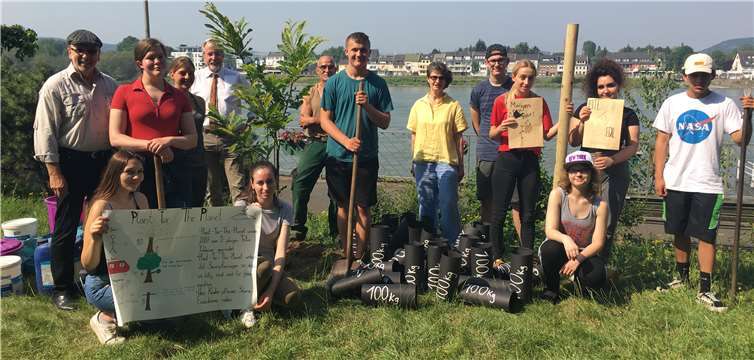 Die Schülerinnen und Schüler pflanzten eine Ess-Kastanie in den Rheinanlagen. Foto: Stadt Linz