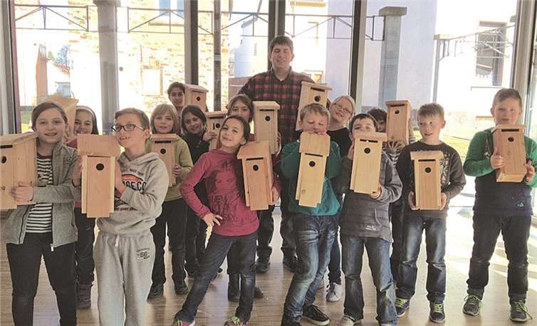 Die Schülerinnen und Schüler präsentieren die selbst gebauten Nistkästen. privat