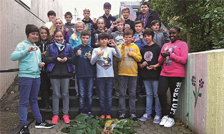 Die Schülerinnen und Schüler sammelten durch den Verkauf von Walnüssen 196,10 Euro.