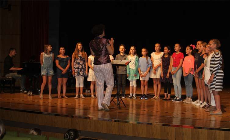 Die Schülerinnen und Schüler sangen sich in die Herzen der Zuhörer. Claudia Spittel