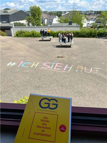 Die Schülerinnen und Schüler setzen ein Zeichen. Foto: Nicolas Cordes