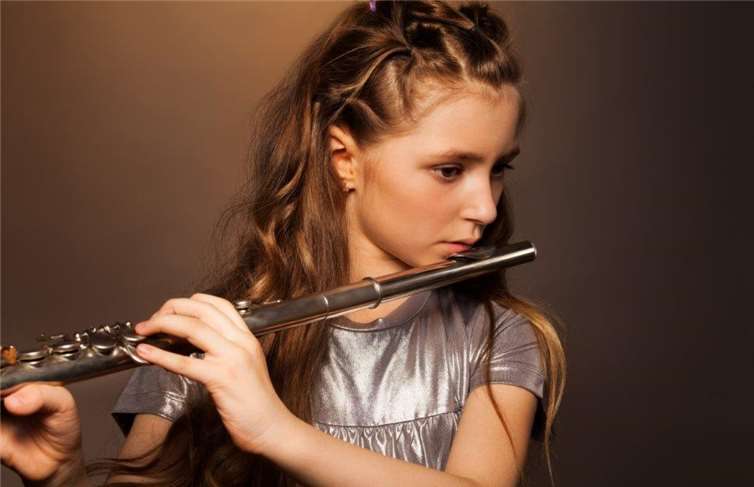 Die Schülerinnen und Schüler treten regelmäßig auf und beteiligen sich in den Ensembles der Kreismusikschule. KMS