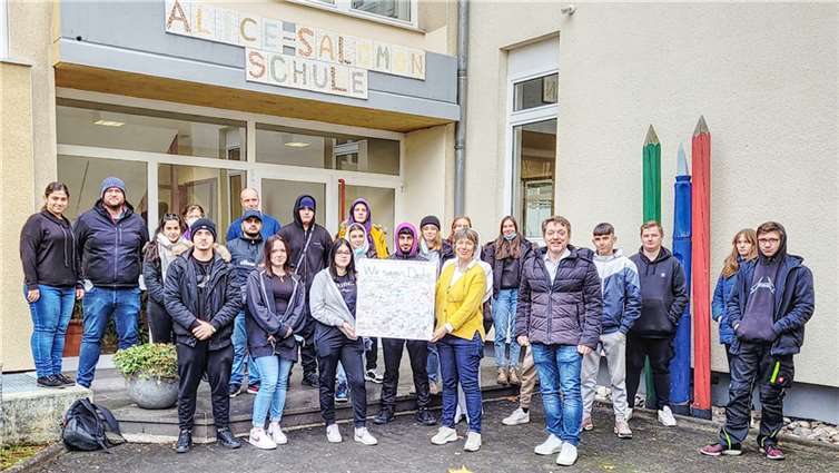 Die Schülerinnen und Schüler überreichten der Linzer Schulleiterin ein Bild mit allen Unterschriften. Foto: privat