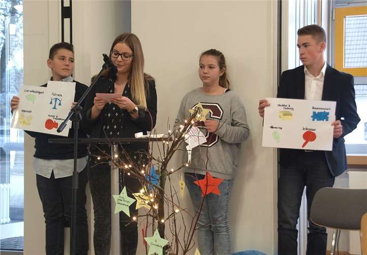 Die Schülerinnen und Schüler überreichten ihren Wunschbaum an den neuen Schulleiter.