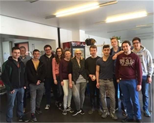 Die Schülerinnen und Schüler unterstützen gerne Menschen, die auf Hilfe angewiesen sind. privat