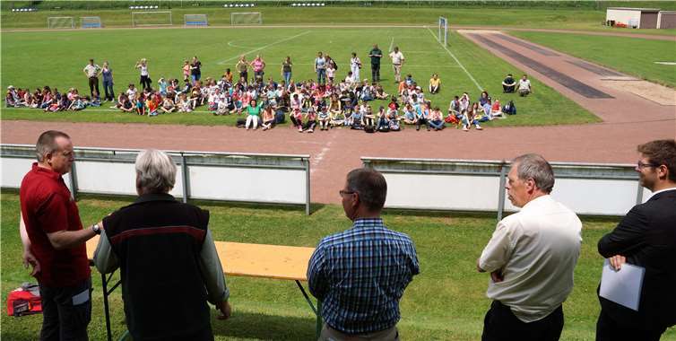 Die Schülerinnen und Schüler versammelten sich auf dem Sportplatz und warteten gespannt auf die Siegerehrung.  Dietmar Ebi / Landesforsten-rlp.de