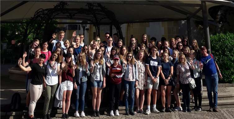 Die Schülerinnen und Schüler vom Calvarienberg mit ihren polnischen Gästen sowie die betreuenden Lehrer Edyta Bertram und James Welker.privat