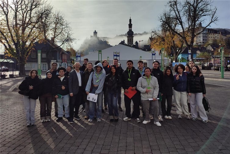 Die Schülerinnen und Schüler vom Imelda Instituut zusammen mit ihren Lehrer/Innen bei Ihrer Ankunft auf dem Endertplatz. Foto: Tourist-Information Ferienland Cochem