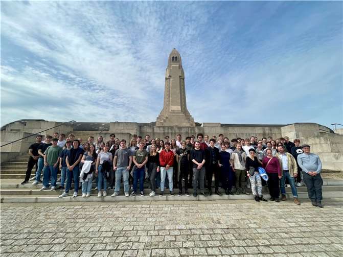 Die Schülerinnen und Schüler vor dem Beinhaus von Douaumont. Fotos: Kathrin Dohle