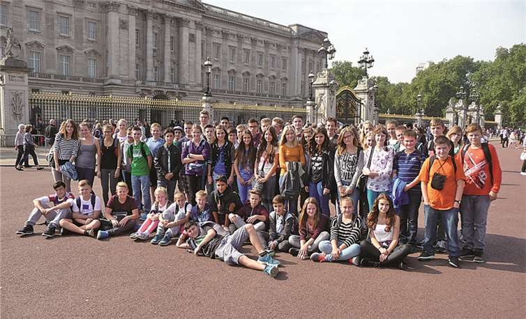 Die Schülerinnen und Schüler vor dem Buckingham Palace in London. privat