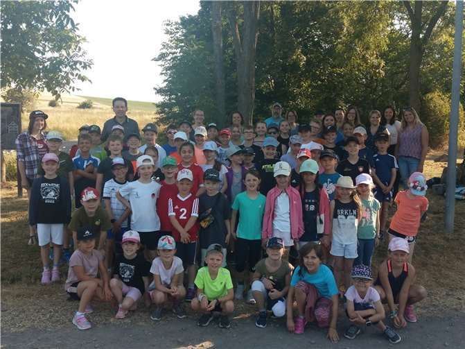Die Schülerinnen und Schüler vor dem Start des Laufes.  Foto: Grundschule St. Barbara