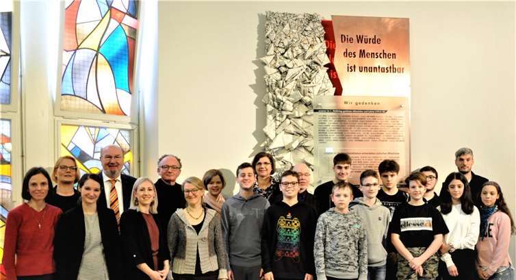 Die Schülerinnen und Schüler vor dem neu gestalteten "Lebendigen Mahnmal"Foto: privat