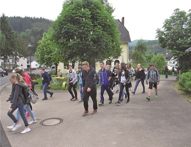 Die Schülerinnen und Schüler wanderten im Schnitt 22 Kilometer, die von Spendern honoriert wurden. So sammelten sie insgesamt 20.145 Euro für wohltätige Projekte. privat