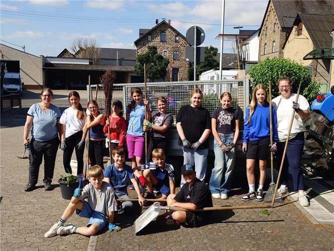 Die Schülerinnen und Schüler waren hoch motiviert, Rüber zu verschönern.  Foto: Jürgen Breul