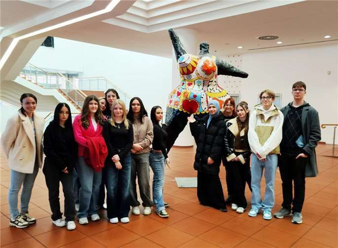 Die Schülerinnen und Schüler waren überrascht von der Vielfalt der Kunstwerke.  Foto: Frau Kienitz