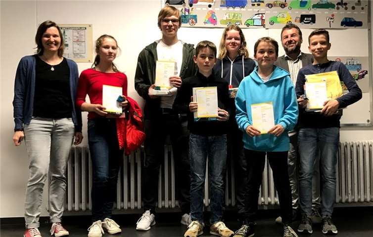 Die Schülerinnen und Schüler wurden mit Buch- und Sachpreisen für ihre Leistungen belohnt. Foto: Beate Gottwald