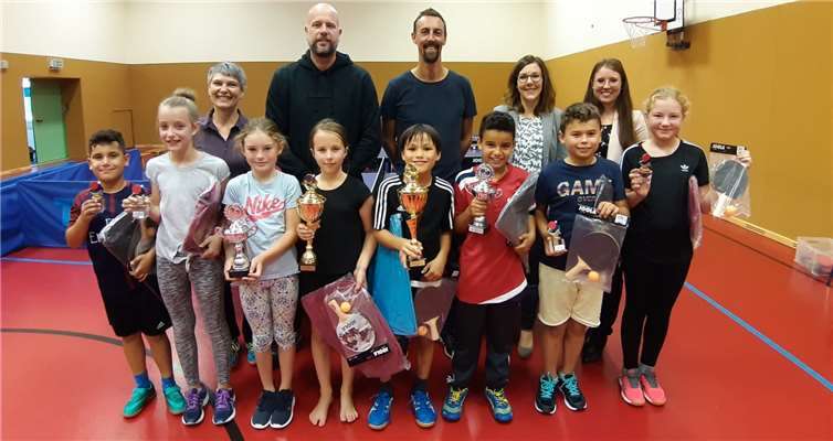 Die Schülerinnen und Schüler wurden mit Pokalen und Sachpreisen für die erbrachten Leistungen belohnt. Foto: privat