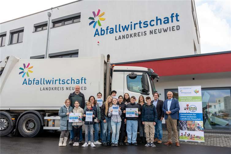 Die Schülerinnen und Schüler wurden von Landrat Achim Hallerbach und Vorstand der Abfallwirtschaft Jörg Schwarz persönlich ausgezeichnet.  Fotos: Martin Boden.