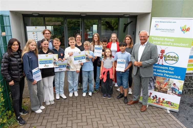 Die Schülerinnen und Schüler wurden von Landrat Achim Hallerbach und Vorstand der Abfallwirtschaft Jörg Schwarz persönlich ausgezeichnet.  Foto: Martin Boden.