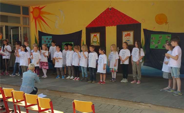 Die Schülerinnen und Schüler zauberten mit ihrem bunten Programm den Besuchern ein Lächeln ins Gesicht. privat