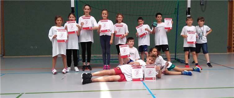 Die Schülerinnen und Schülern der Gemeinschaftsgrundschule Meckenheim-Merl mit ihren Urkunden.