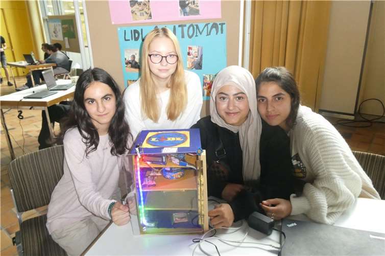 Die Schülerinnen v.li. Hivi, Weronika, Safae und Susan.