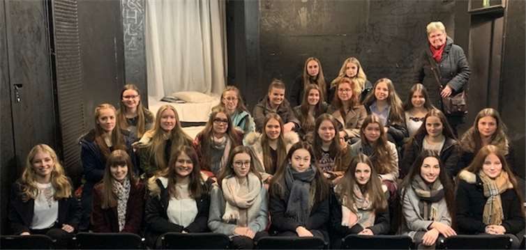 Die Schülerinnen während ihres Theaterbesuchs in Bonn. Foto: privat