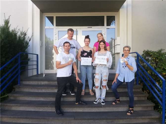 Die Schülerinnen waren stolz auf die Summe, die mit der Kollekte zusammen gekommen war. Foto: SMS