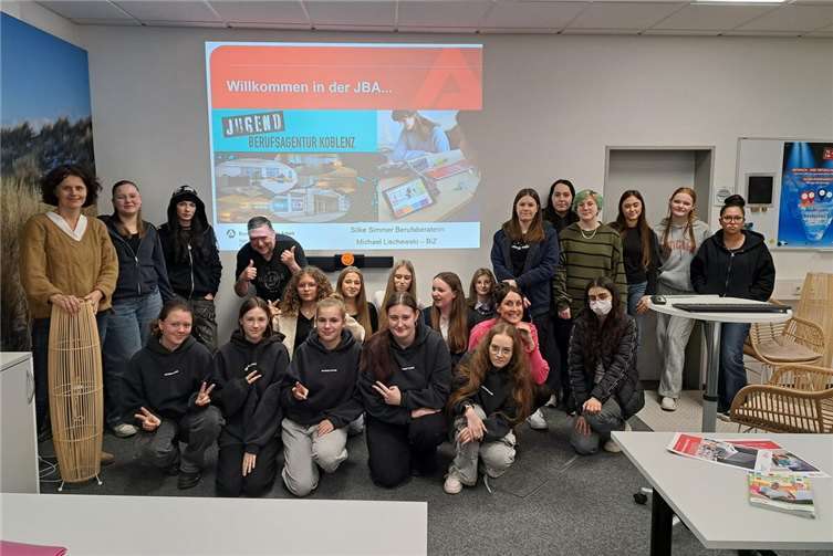 Die Schülerinnen wurden mit einer Vielzahl von Informationen versorgt, die ihnen bei der Planung ihres zukünftigen Bildungsweges helfen werden.  Foto: SMS