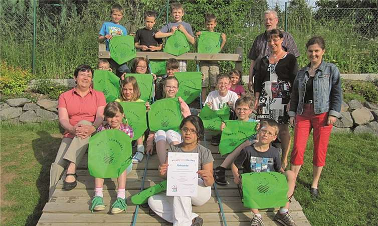 Die Schülern der Klassen 3 a der Grundschule in Kempenich mit vl. Schul- und Klassenleiterin Brigitte Haas und dem Team der Jugendzahnpflege Godehard Uthoff, Heike Lück und Andrea Motz.