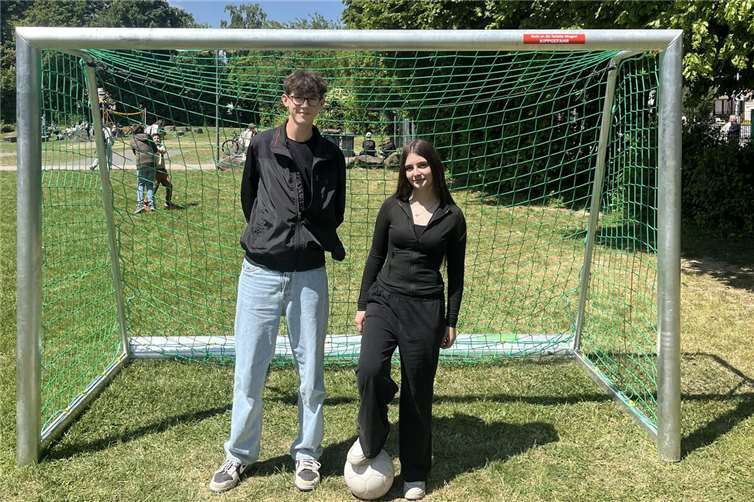 Die Schülersprecher der Realschule plus und Fachoberschule Mendig Leon Merkler und Laura Lill vor einem der neuen Fußballtore.  Foto: privat