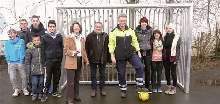 Die Schülersprecherinnen Annika Fleischhauer, Eva Grüber und Isabell Pohl freuen sich genauso über das von Hausmeister Jürgen Büttner frisch aufgestellte Tor, wie Herr Riedel von der SV, die Schulleiterin Frau Reh und die Schülerschaft. (v.r.).privat