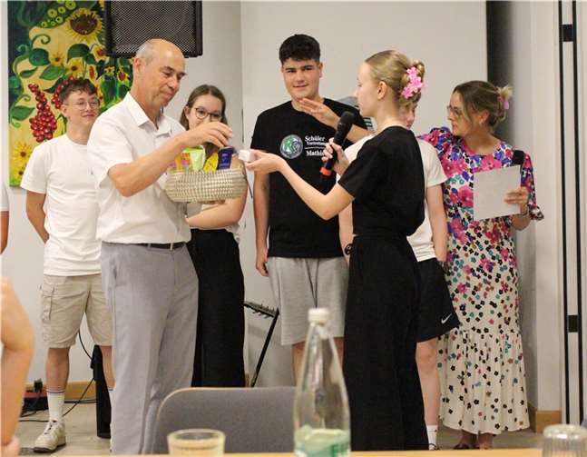 Die Schülervertreter dankten ihrem scheidenden Schulleiter dafür, dass er stets ein offenes Ohr für ihre Belange hatte.