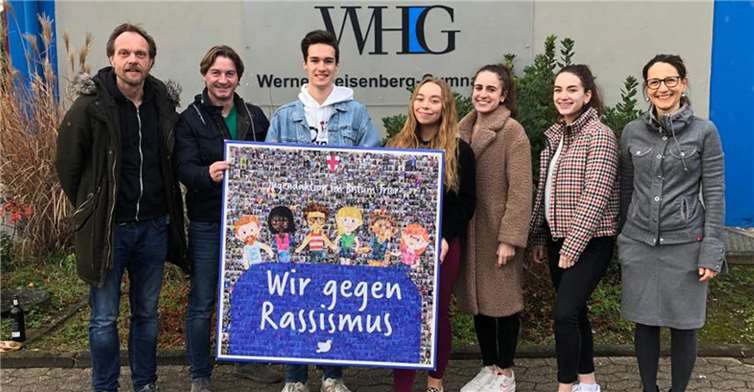 Die Schülervertreter des Werner-Heisenberg-Gymnasiums - Jan-Luca Lemgen, Michelle Husmann, Julia Barth und Yasmin Golz - bedanken sich bei Stephan Amstad (2. von links) für die Organisation von Ausstellung und Workshops. Die Verbindungslehrer Sandra Schäfer (rechts) und Carsten Neuhaus (links) koordinierten das Projekt.Foto: privat