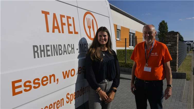 Die Schülervertreterin des SJG, Paula Schmitz, mit Tafel-Vorsitzendem Dr. Uwe Petersen. Foto: privat