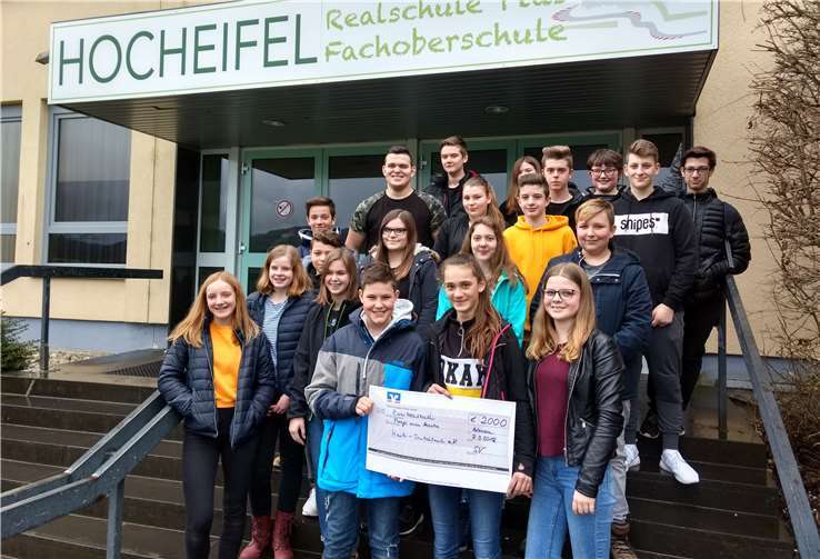 Die Schülervertretung der Hocheifel Realschule plus und Fachoberschule mit dem Spendenscheck. privat
