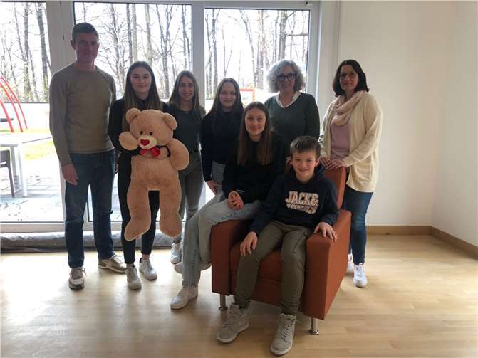 Die Schülervertretung und Schüler der Bläserklassen übergaben zusammen mit den Vertrauenslehrern Janina Kemp und Stephan König eine großzügige Spende von insgesamt 1750 Euro. Foto: Hocheifel Realschule Adenau