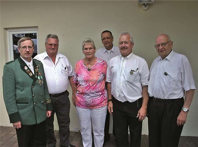 Die Schützen auf die Bestecke v.l. Hans-Peter Floter, Franz Zerwas, Dora Zerwas, Michael Pausacker, Harald Braun, Werner Marx.