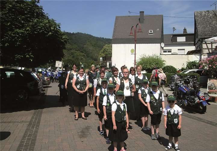 Die Schützen aus Alken bei bestem Wetter während des Festzuges in Burgen, angeführt vom stolzen Nachwuchs.privat